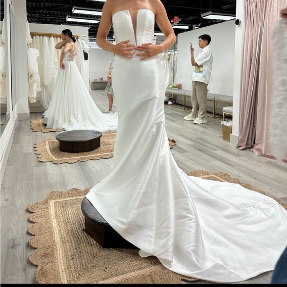 UNALTERED, NEW wedding dress! Purchased from Aisle on Veil on 6/8 off the rack. - Picture 2 of 5